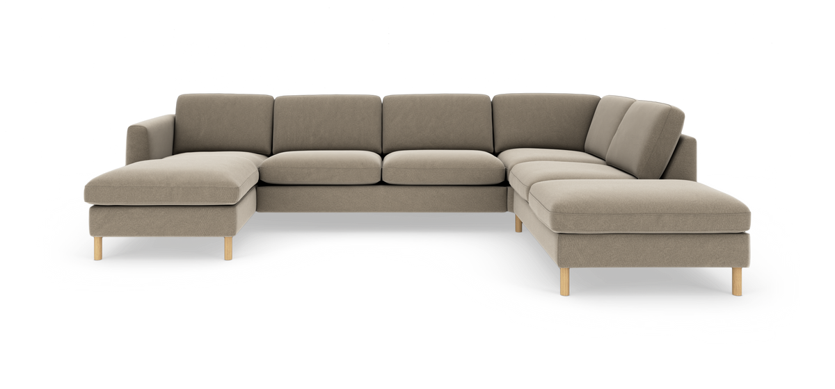Beige modulsofa i U‑form med chaiselong til venstre og træben, isoleret på hvid baggrund.