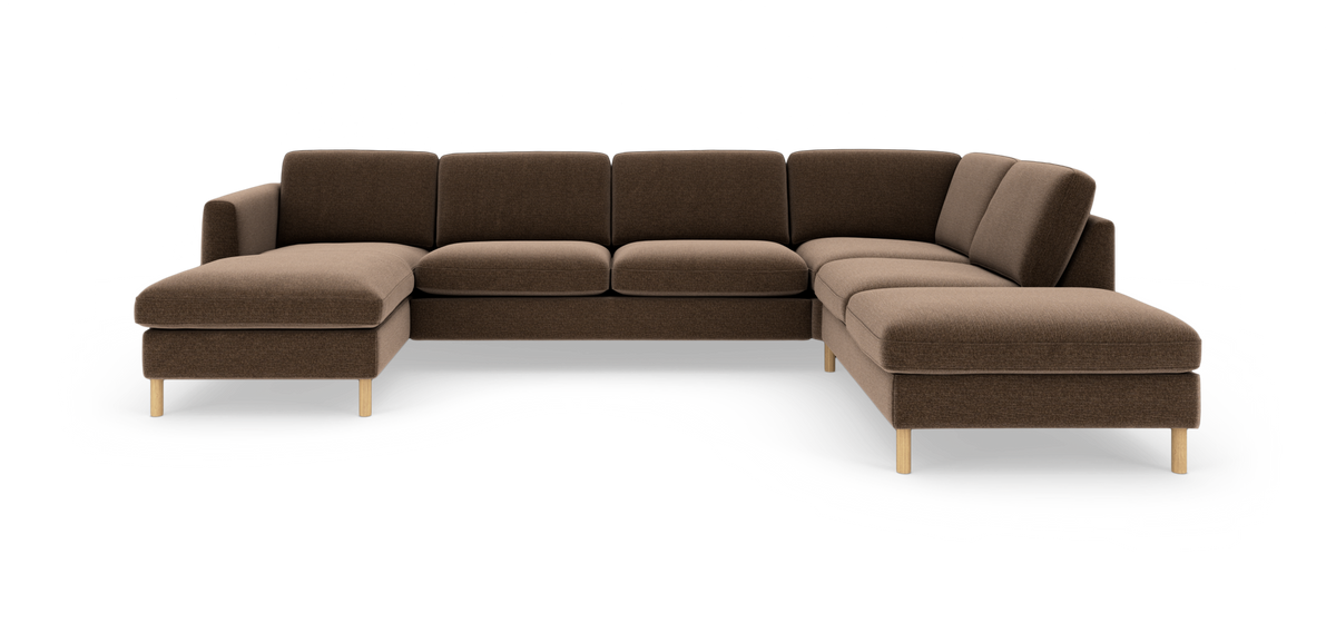 Brun U‑formet modulsofa med chaiselong og lyse træben på hvid baggrund.