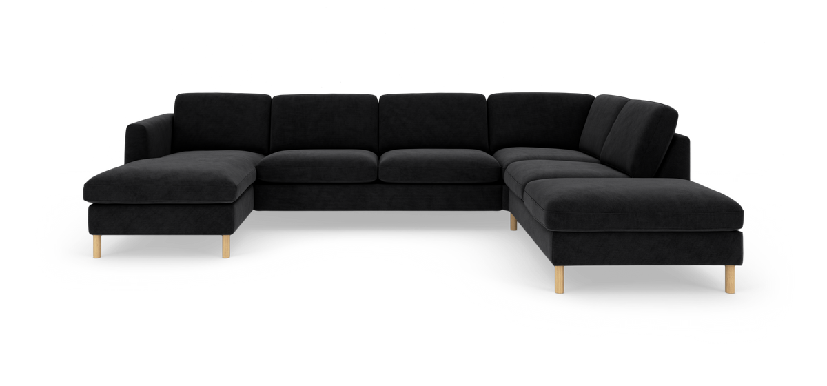 Sort U-formet modulsofa med chaiselonger i begge ender og lyse træben, frilagt på hvid baggrund.