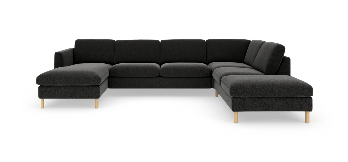 Mørkegrå U-sofa med venstre chaiselong og træben, frilagt på hvid baggrund.