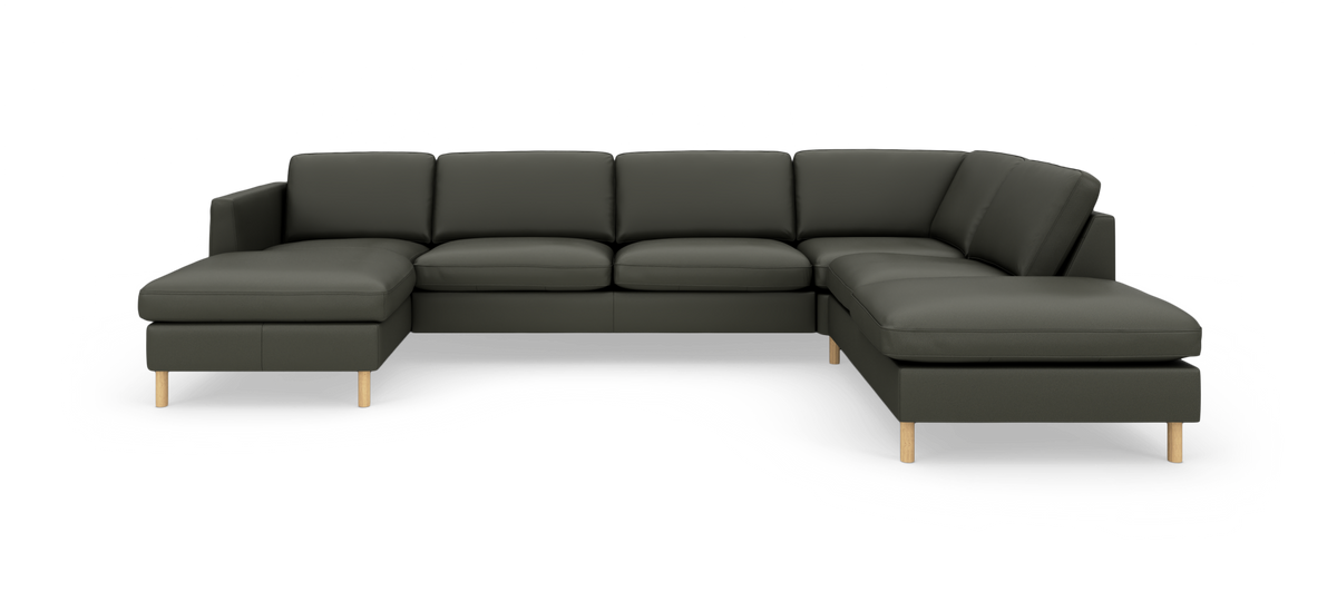 Mørkegrøn L-formet modulsofa med chaiselong til venstre og divan til højre, på træben, studiefoto forfra.