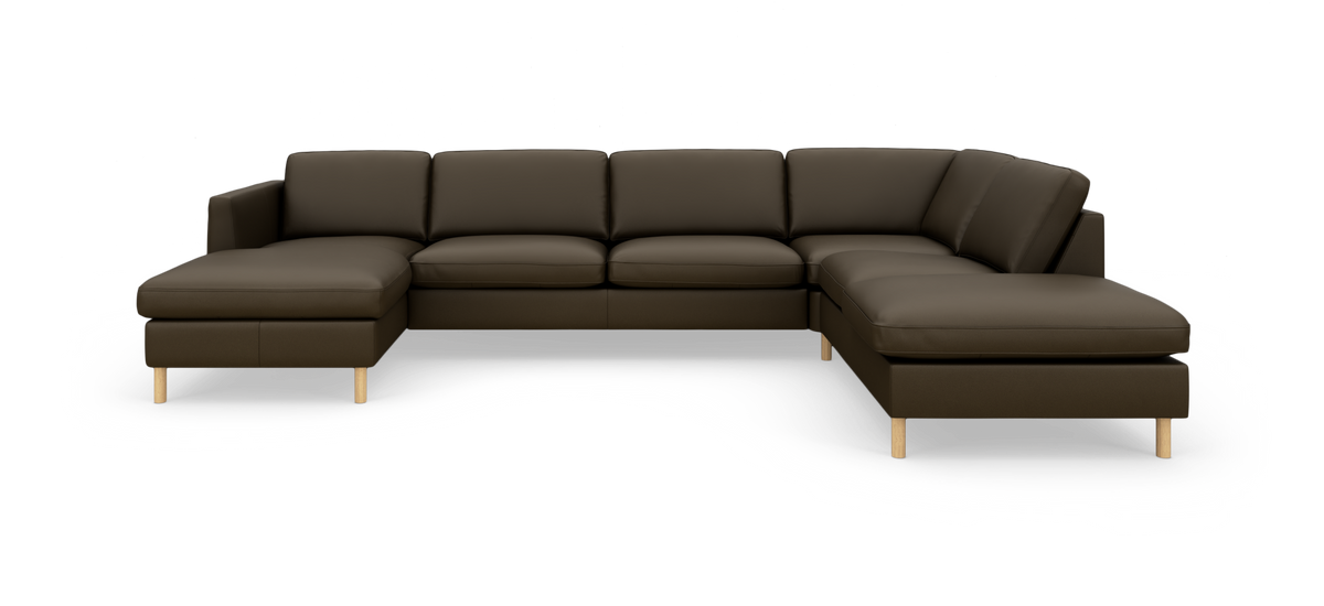 Brun L‑sofa med chaiselong til venstre og bred divan til højre, med lyse træben.
