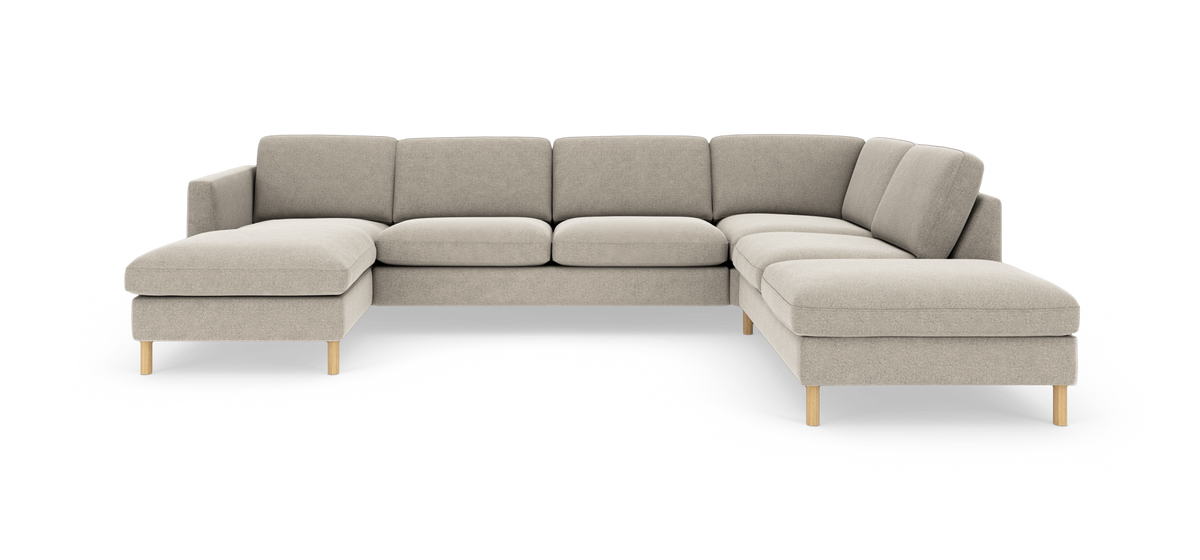 Lysebeige U-formet modulsofa med chaiselong, træben og løse ryghynder, frilagt på hvid baggrund.