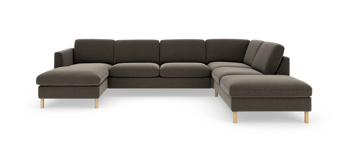 Modulær U-formet hjørnesofa i mørkegrå/brun tekstil med chaiselong i begge ender og lyse træben, frilagt på hvid baggrund.