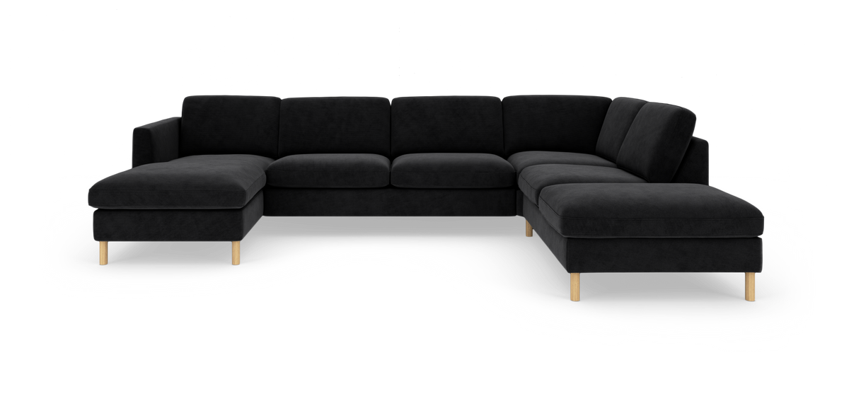 Stor U‑sofa i sort stof med chaiselong til venstre og lyse træben, frilagt på hvid baggrund.
