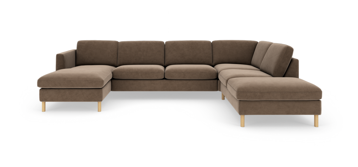 Brun hjørnesofa med chaiselong og træben på hvid baggrund.