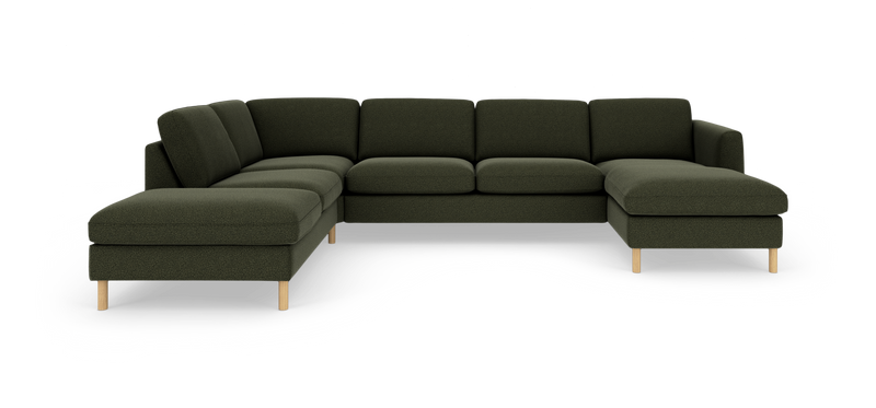 Mørkegrøn modulsofa i U‑form med venstre loungedel og højre chaiselong, runde træben, fritlagt på hvid baggrund._ps