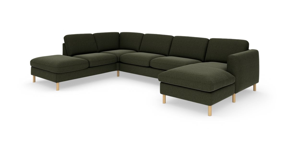 Mørkegrøn modulhjørnesofa i U‑form med chaiselong i begge ender og lyse træben, fritlagt på hvid baggrund.