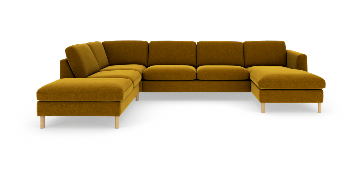 Modulær hjørnesofa i sennepsgul tekstil med lyse træben, fritlagt.