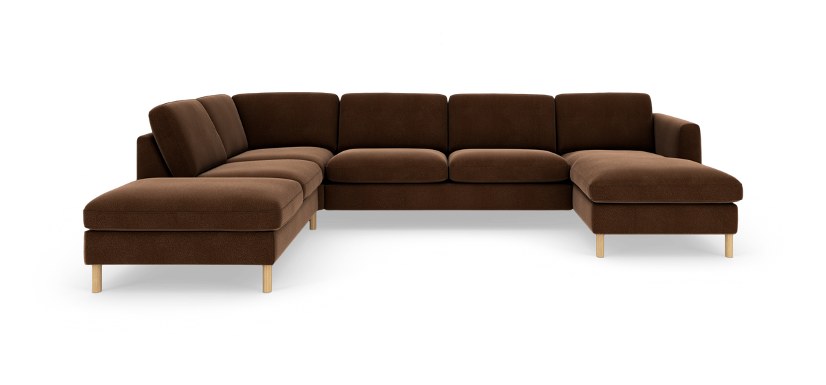 Brun U-formet modulsofa i stof med træben, frilagt på hvid baggrund.