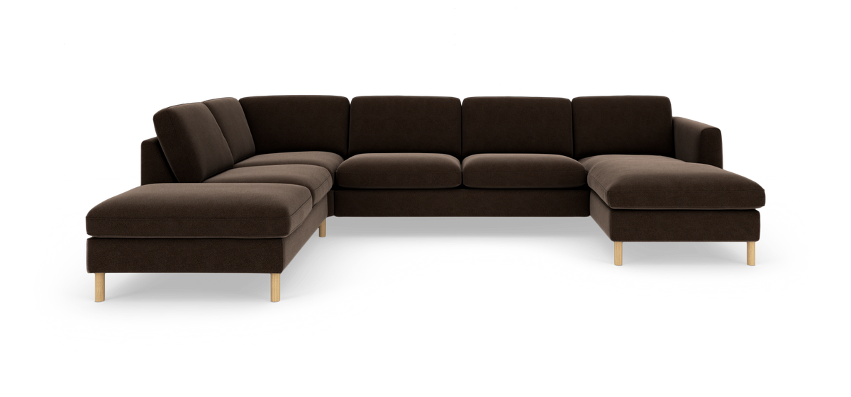 Brun modulsofa i U‑form med chaiselong i begge ender og lyse træben, vist forfra på hvid baggrund.