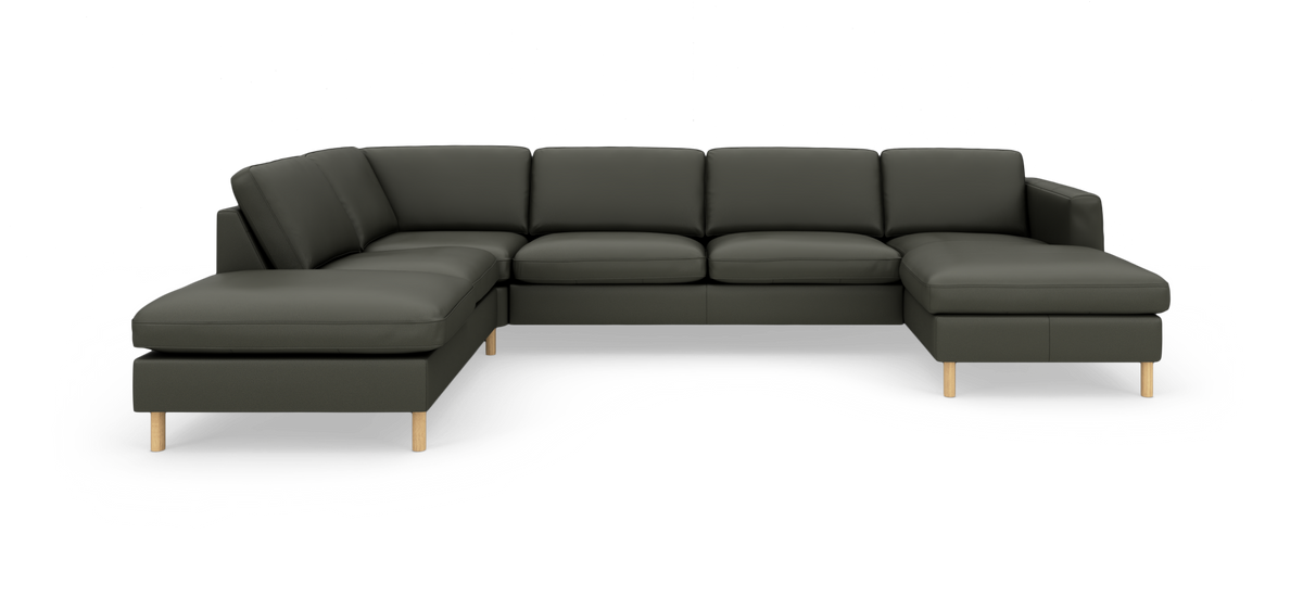 Mørkegrøn modul-hjørnesofa i U‑form med chaiselong i begge ender og lyse træben, frilagt på hvid baggrund.