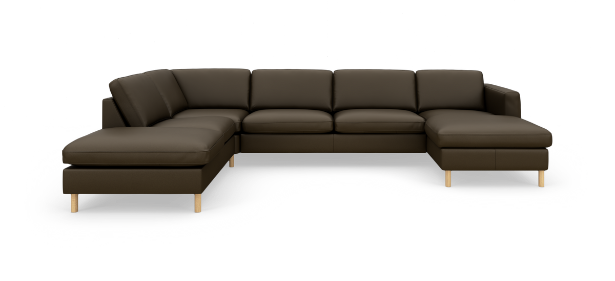 Modulær hjørnesofa i mørkebrunt læder med chaiselong i begge ender og lyse træben, frilagt på hvid baggrund.