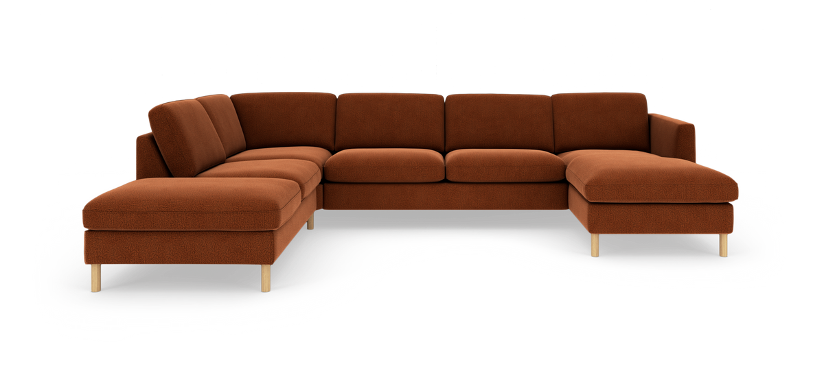 Modulær L‑sofa i rustorange stof med træben, fritlagt på hvid baggrund.