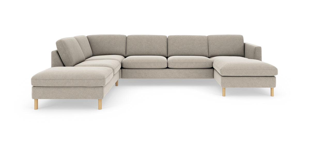 L-formet modulsofa i beige stof med chaise longue og lyse træben på hvid baggrund.
