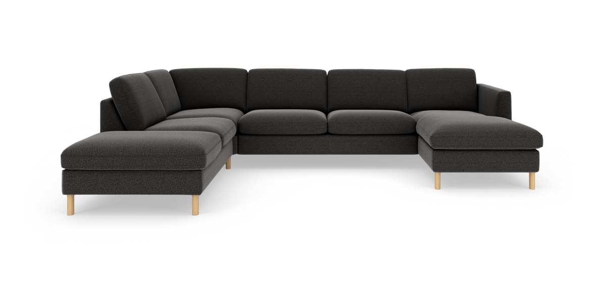 Mørkegrå U‑formet modulsofa med chaiselong i begge ender og lyse træben, fritstående på hvid studiobaggrund.