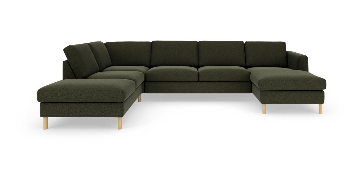 Mørkegrøn modulsofa i U‑form med chaiselonger i begge sider og lyse træben, frilagt på hvid baggrund.
