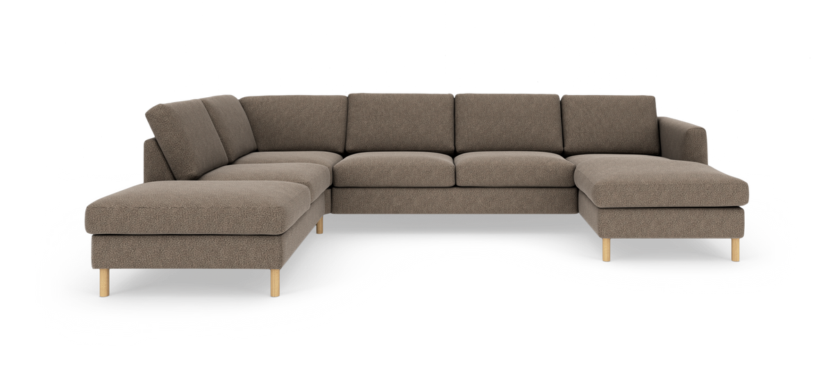 Brun hjørnesofa med to chaiselonger og træben på hvid baggrund.