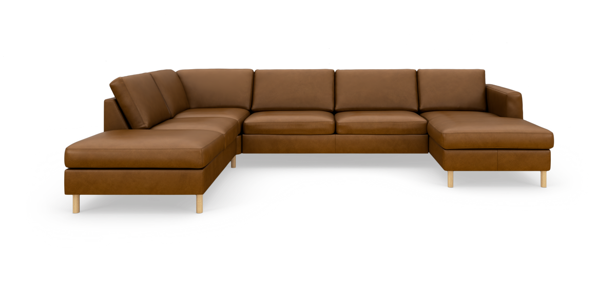 Brun U-formet læderhjørnesofa med chaiselong i begge ender, på hvid studiobaggrund.
