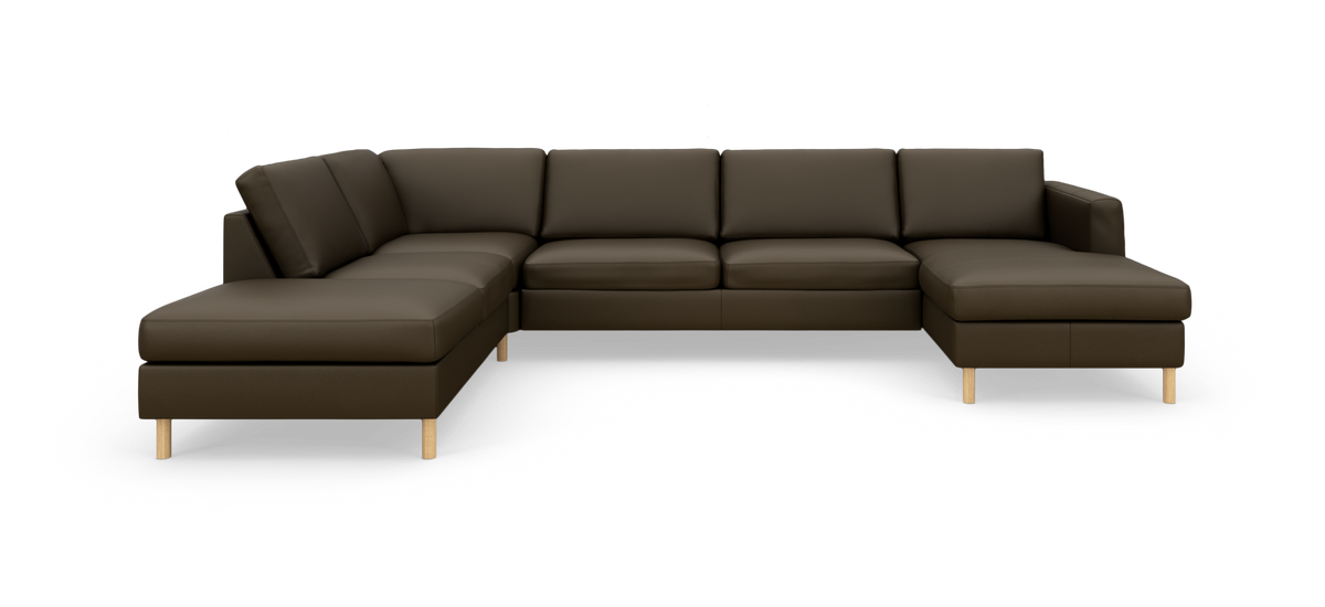 Modulsofa i mørkebrun hjørnekonfiguration med chaiselong i begge ender og lyse træben.