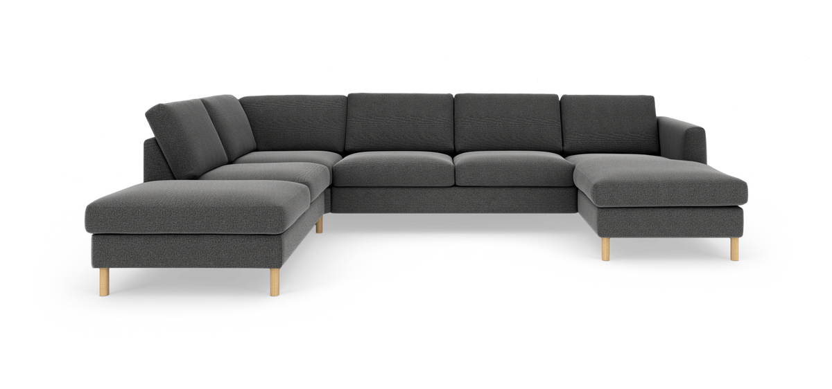 Mørkegrå U‑formet modulsofa med chaiselonger i begge ender og lyse træben, frilagt på hvid baggrund.