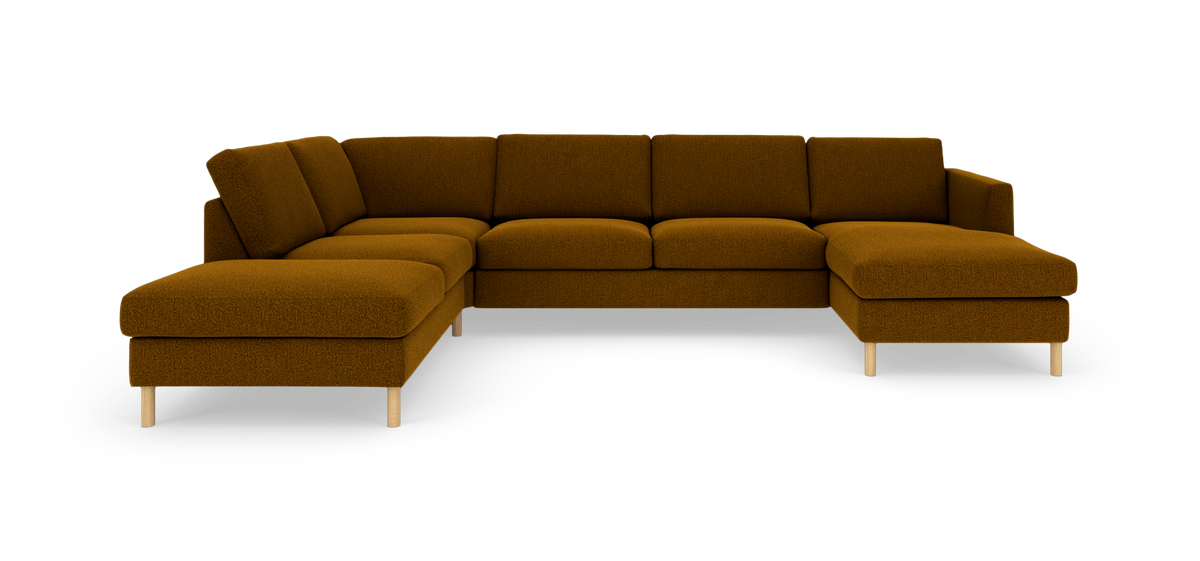 Stor modul-hjørnesofa med chaiselong i begge ender, rustbrunt stof og lyse træben, frilagt på hvid baggrund.