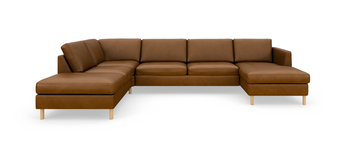Brun hjørnesofa i læder med træben, fotograferet i studie mod hvid baggrund.