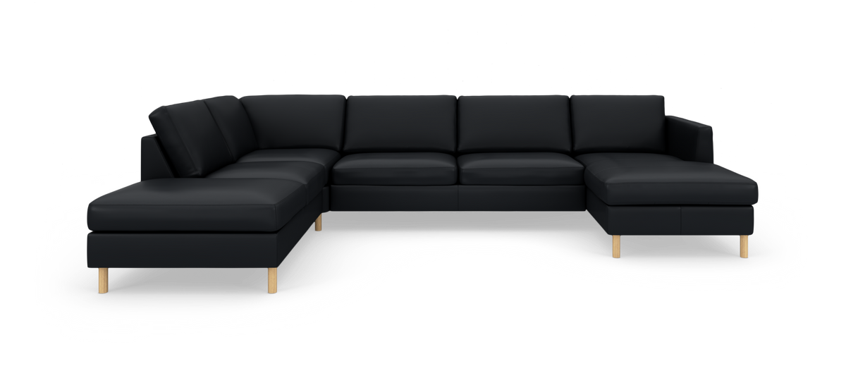 Sort modulopbygget hjørnesofa med chaiselong i begge ender og lyse træben, frilagt på hvid baggrund.