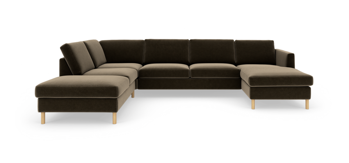Modulær U‑sofa i mørkebrun tekstil med chaiselong i højre side og lyse træben, frilagt på hvid baggrund.