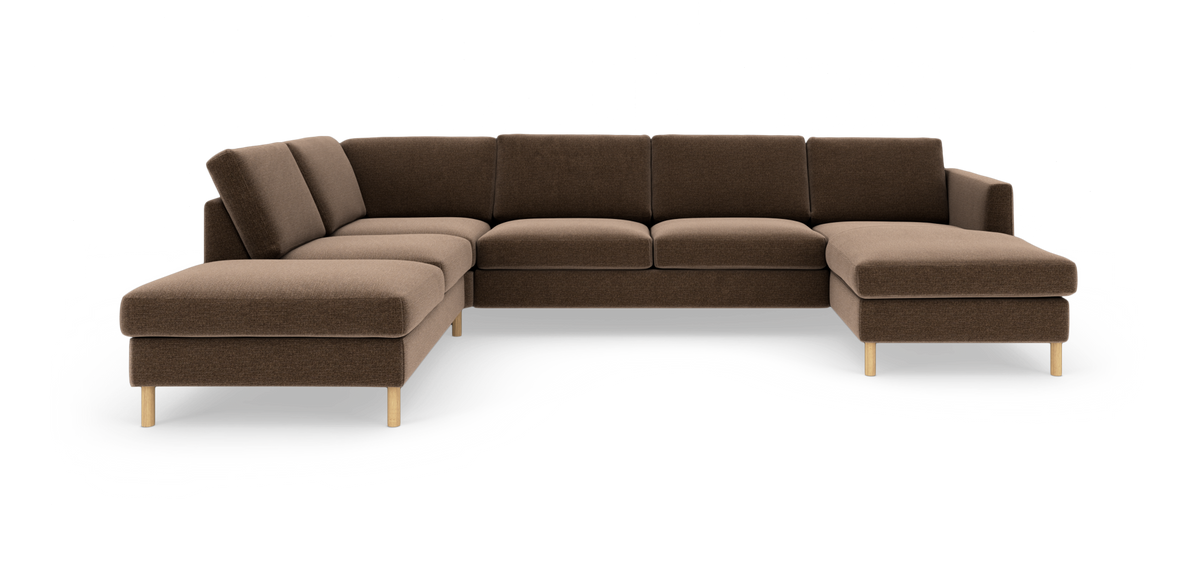 Brun modulsofa i U‑form med chaiselong i begge ender og lyse træben.