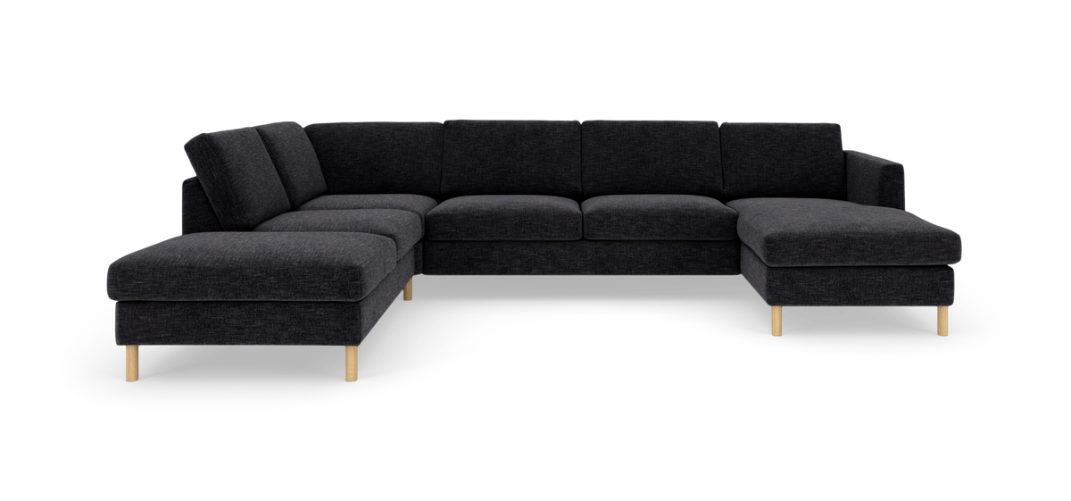 Mørkegrå U‑sofa med chaiselonger i begge ender og lyse træben, frilagt på hvid baggrund.