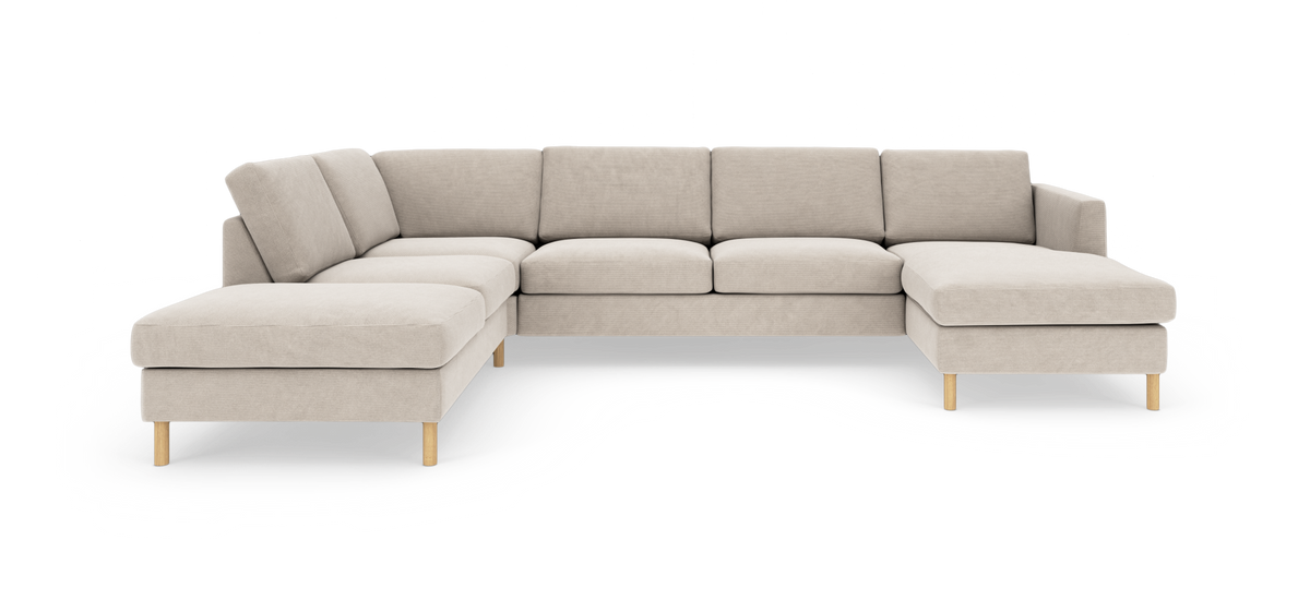 Beige U-formet modulsofa med chaiselonger i begge ender og lyse træben, frilagt på hvid baggrund.