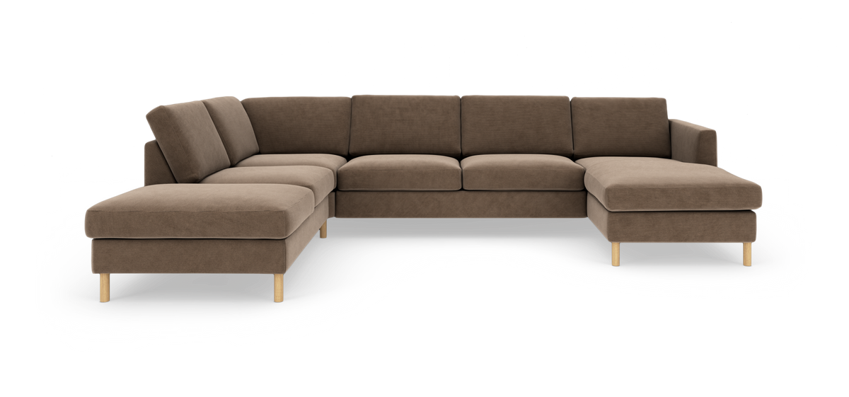 Brun L-sofa i stof med to chaiselonger og lyse træben, fritlagt på hvid baggrund.