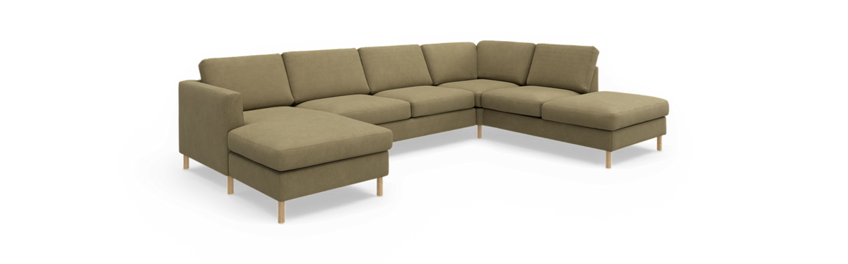 Olivgrøn modulopbygget U‑sofa med to chaiselonger og lyse træben, frilagt mod sort baggrund.