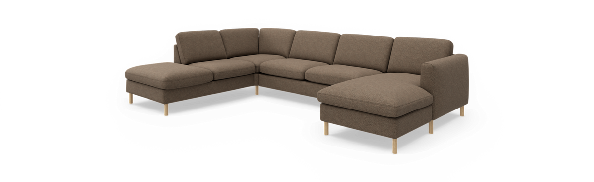 Brun hjørnesofa i stof med chaiselong i begge ender og træben, frilagt på hvid baggrund.