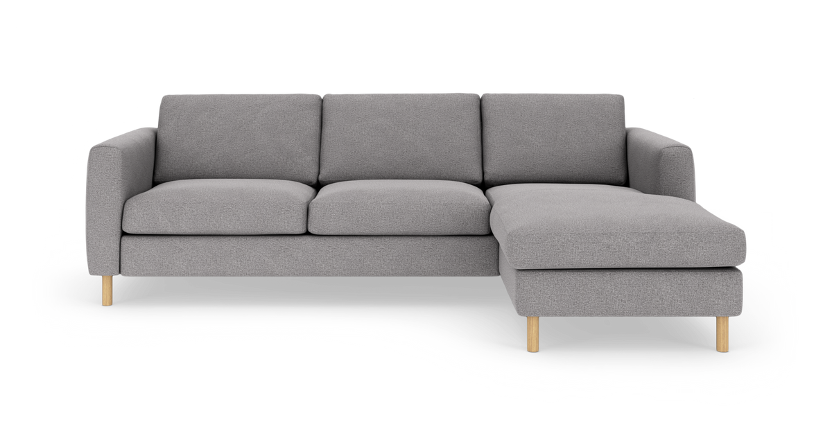 Grå hjørnesofa med højre chaiselong på træben, produktbillede på hvid baggrund.