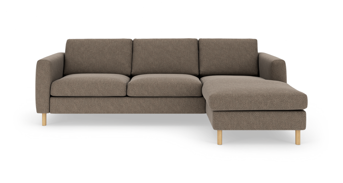 Brun hjørnesofa med højre chaiselong på lyse træben, frilagt på hvid baggrund.
