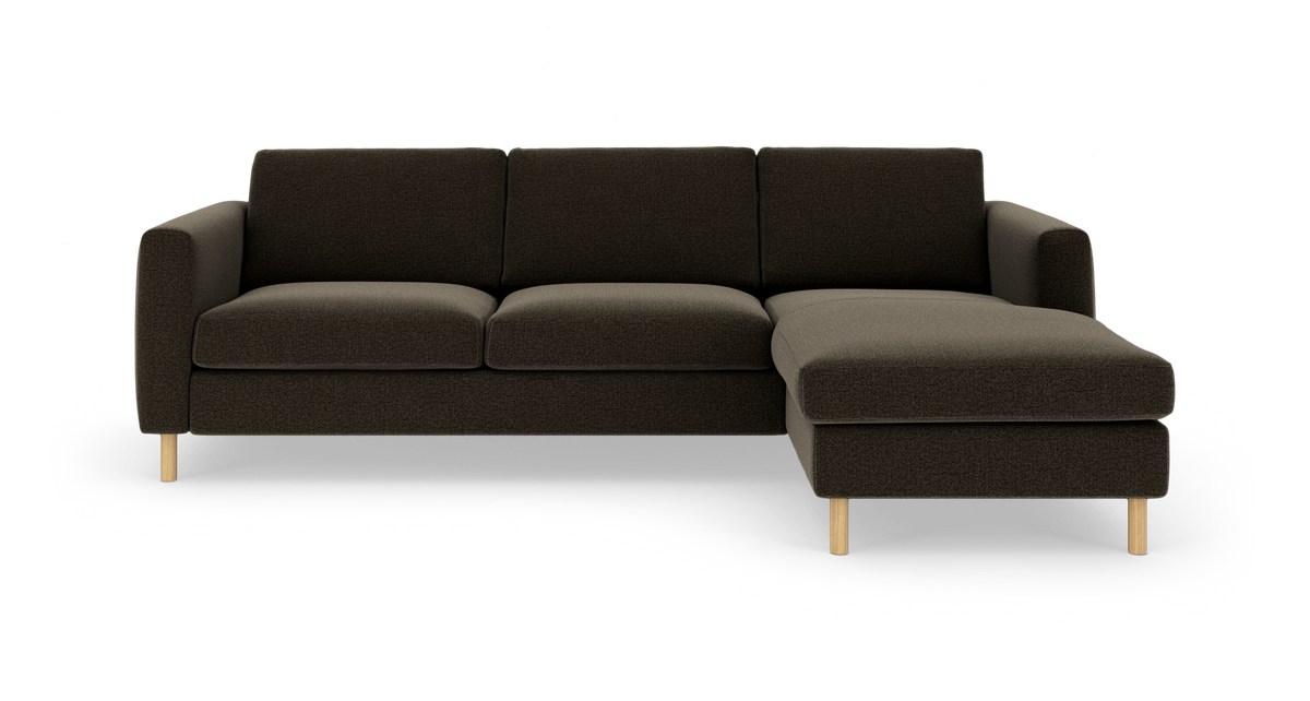 Mørkebrun hjørnesofa med højre chaiselong og lyse træben, frilagt på hvid baggrund.