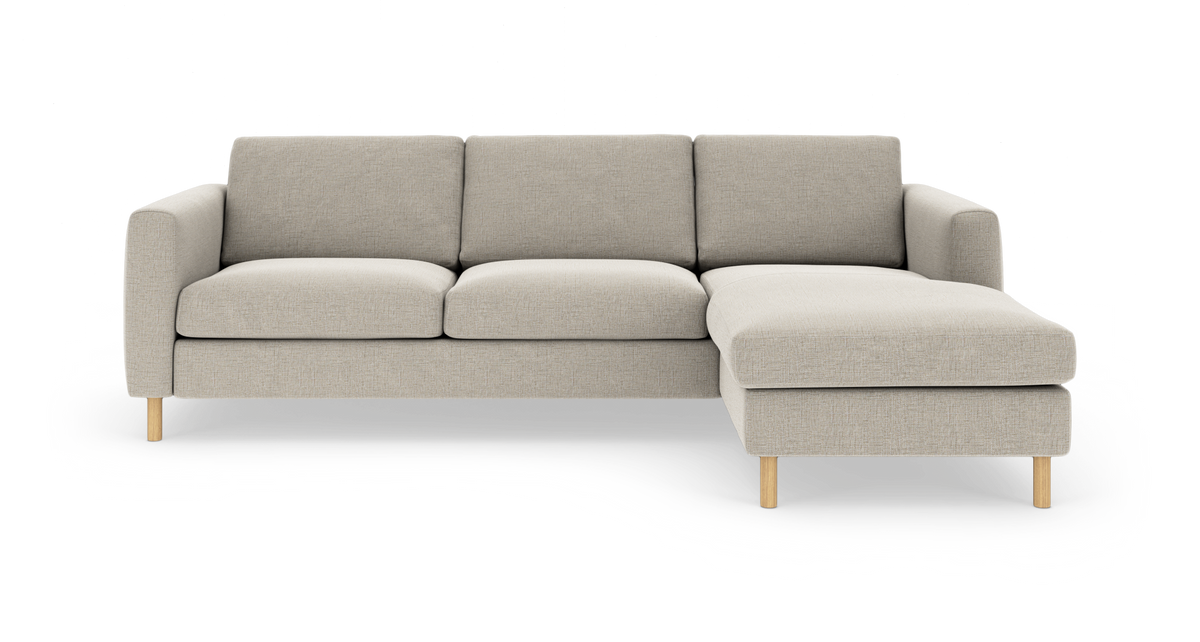 Beige hjørnesofa med chaiselong til højre og træben, set forfra på hvid baggrund.