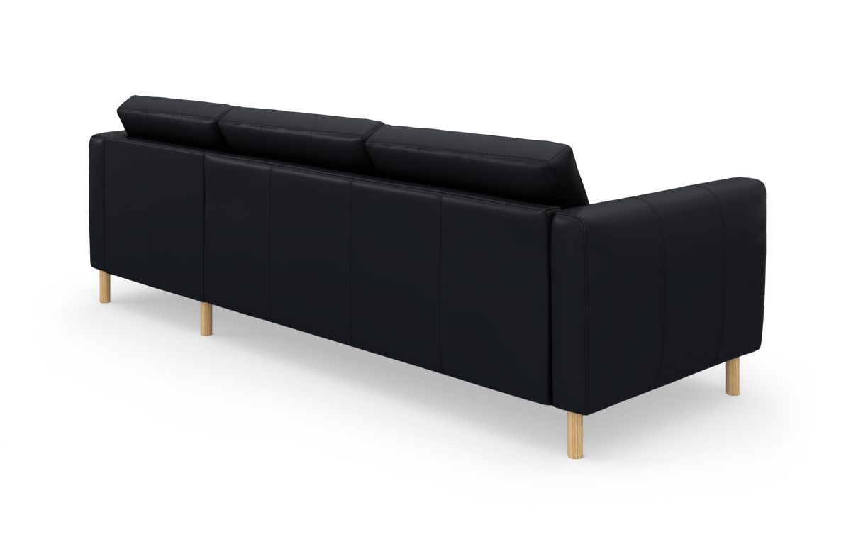 Sort sofa med træben set bagfra på hvid baggrund.