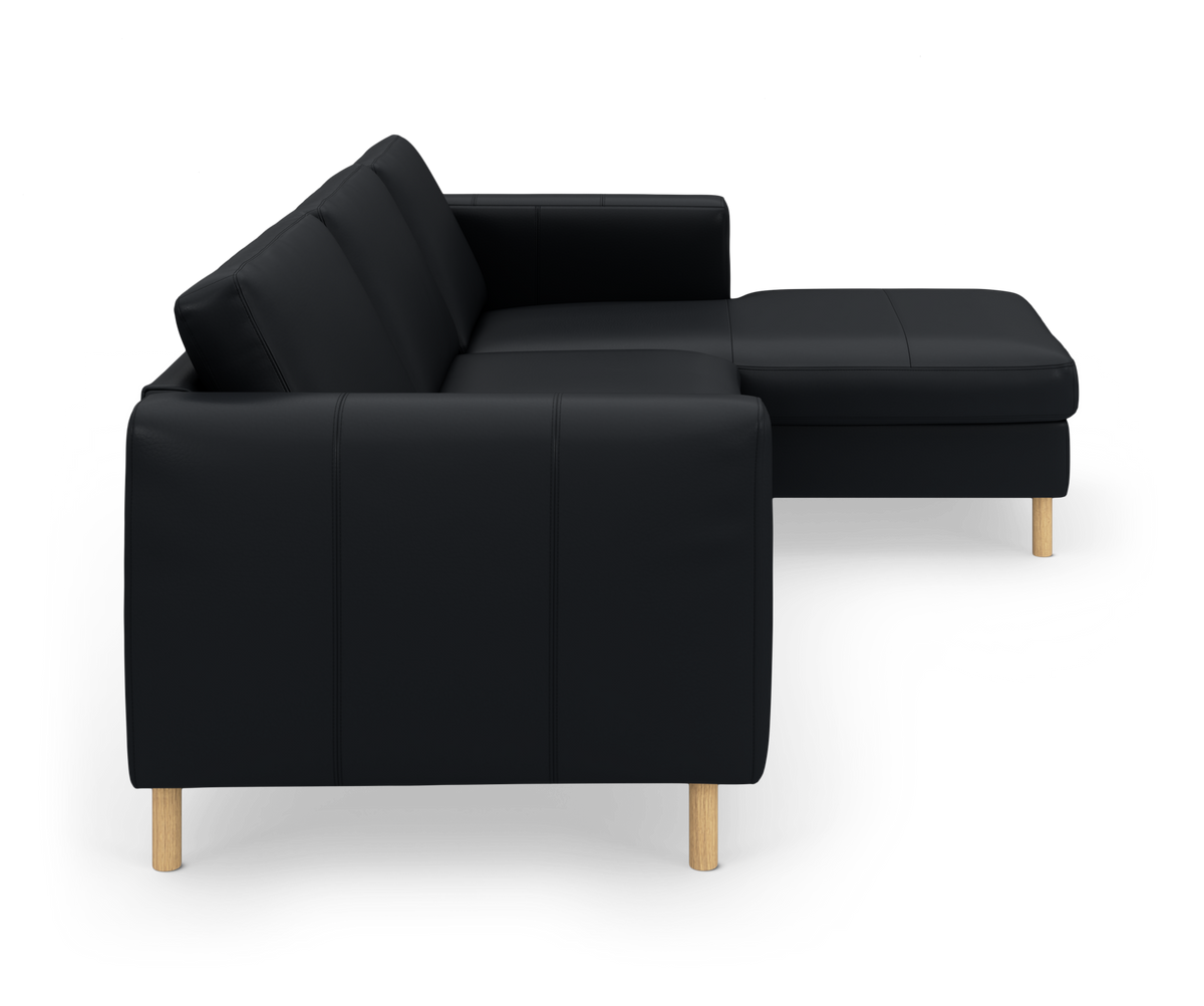 Sort hjørnesofa med chaiselong og lyse træben på hvid baggrund, set fra siden.