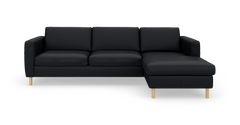 Sort hjørnesofa med chaiselong til højre og runde træben, frilagt på hvid baggrund.