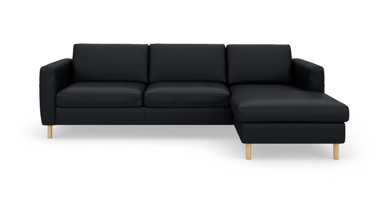 Sort hjørnesofa med chaiselong til højre og runde træben, frilagt på hvid baggrund._ps