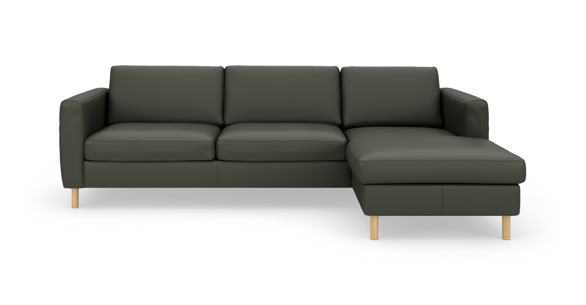 Mørkegrå hjørnesofa med højrevendt chaiselong og lyse træben, frilagt på hvid baggrund.