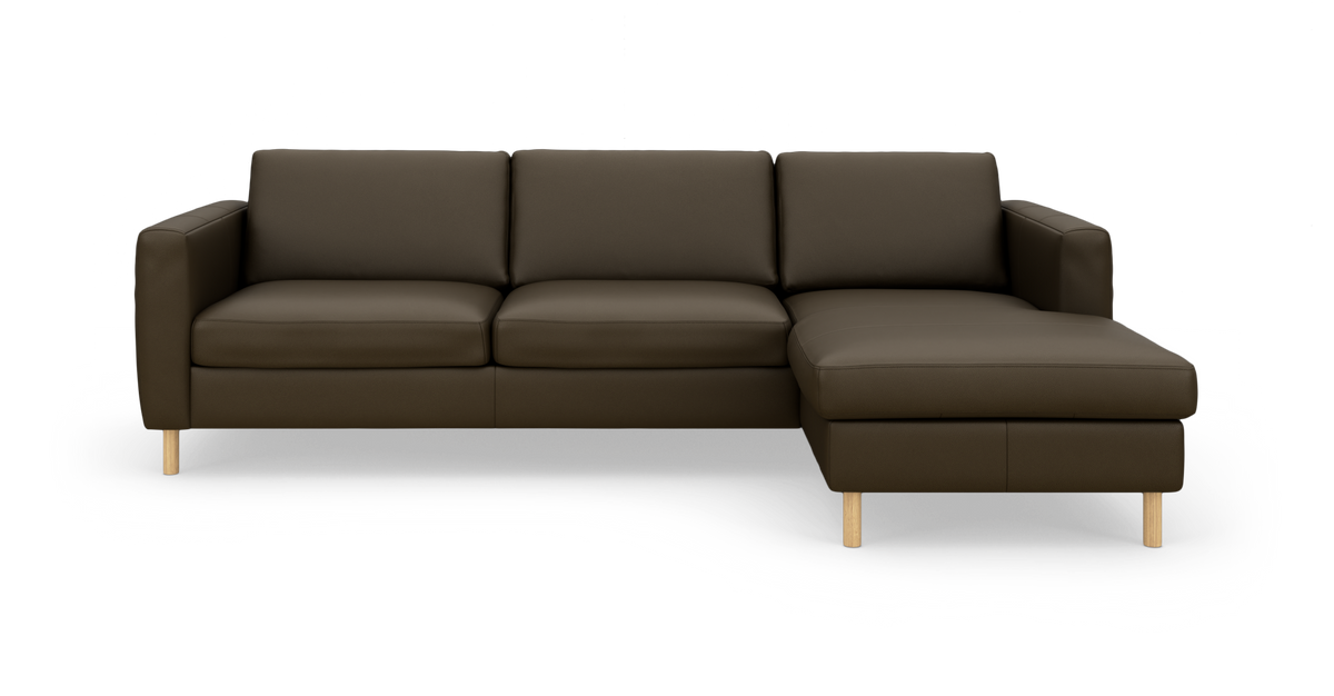 Brun hjørnesofa med chaiselong til højre, slanke armlæn og træben på hvid baggrund.