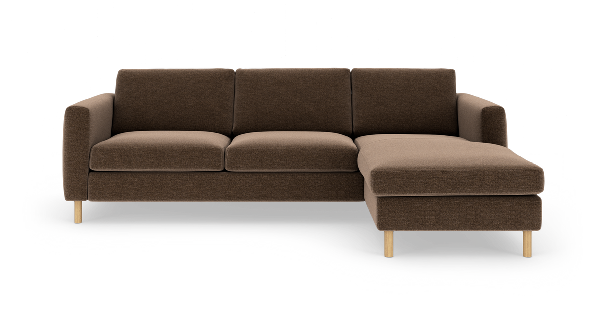Brun 3-personers hjørnesofa med højre chaise, stofbetræk og lyse træben på hvid baggrund.