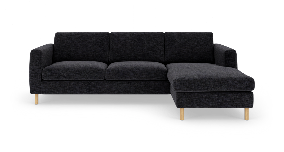 Mørkegrå hjørnesofa med højre chaiselong og lyse træben.