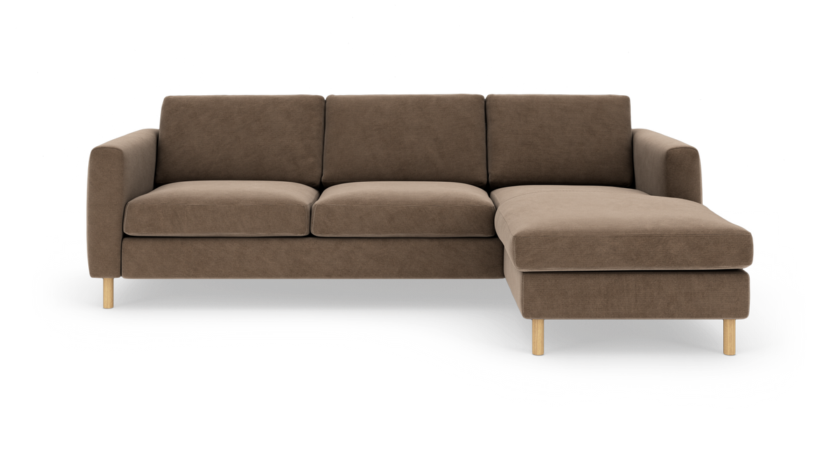Brun hjørnesofa med chaiselong til højre på hvid baggrund.