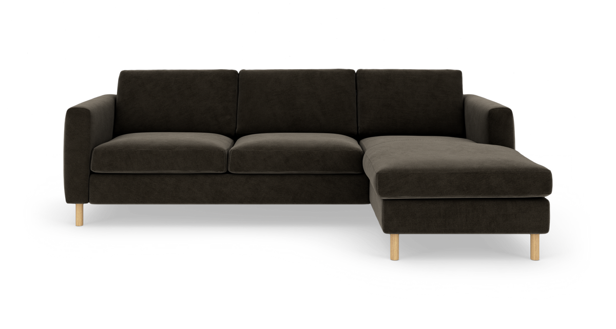 Mørkebrun 3-personers sofa med højrevendt chaiselong, træben og blød polstring, vist i studie på hvid baggrund.