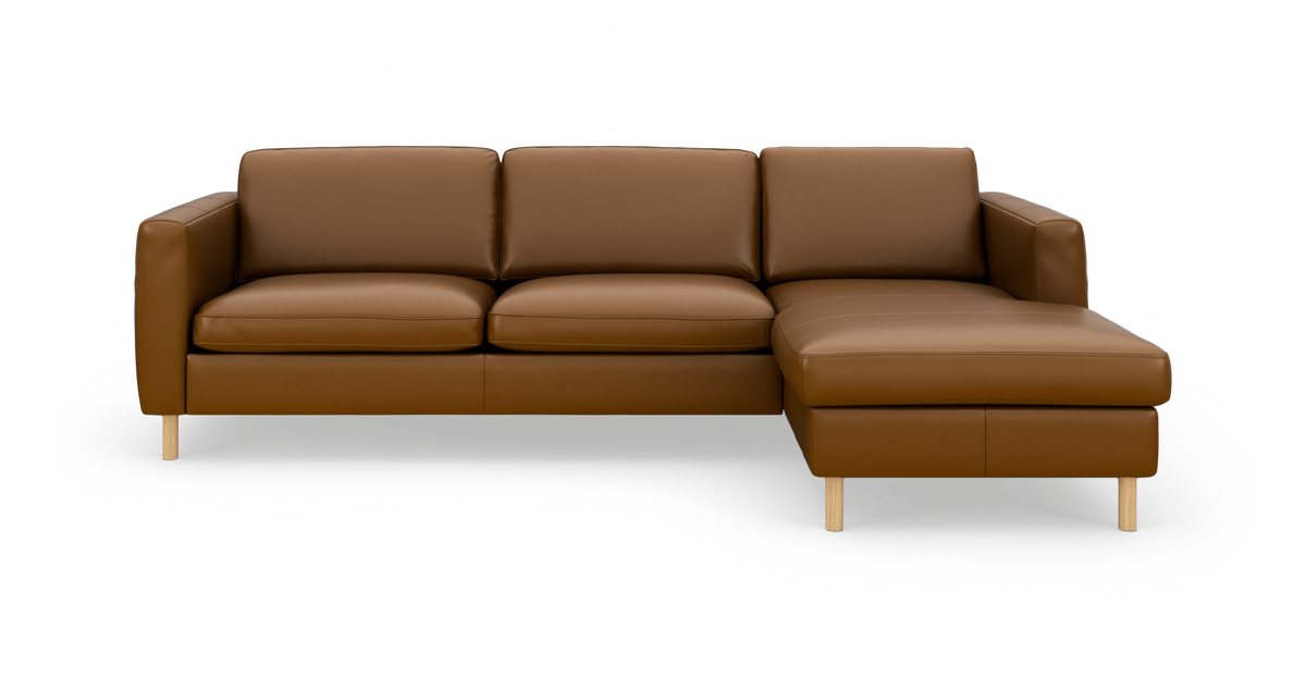 Brun læderhjørnesofa med højre chaiselong og træben, fritlagt på hvid baggrund.